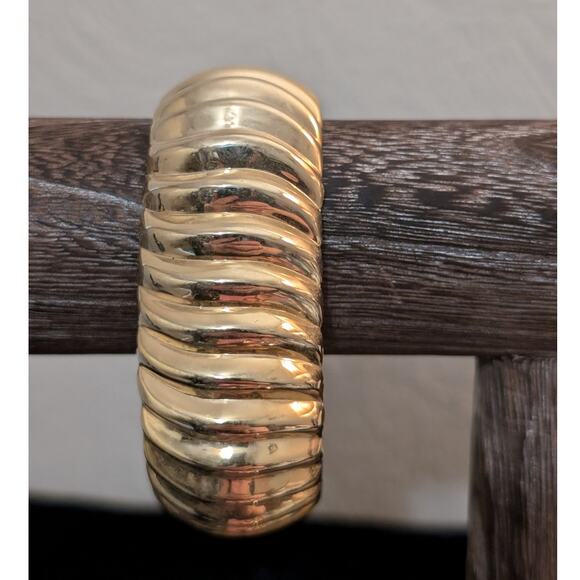 Heavy 1-1/8" Gold Tone Hinged Clamper Style Oval Bangle Bracelet - Picture 1 of 3